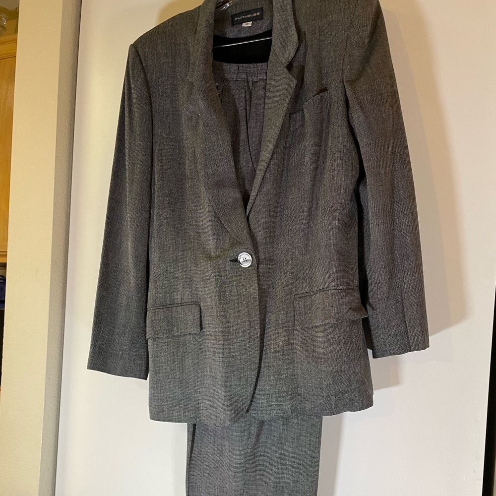 Stylish 2-piece pants suit. Small squares create a grey color.  Size 12.